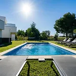 Vitoria 7th Hole By Sapvillas Vilamoura